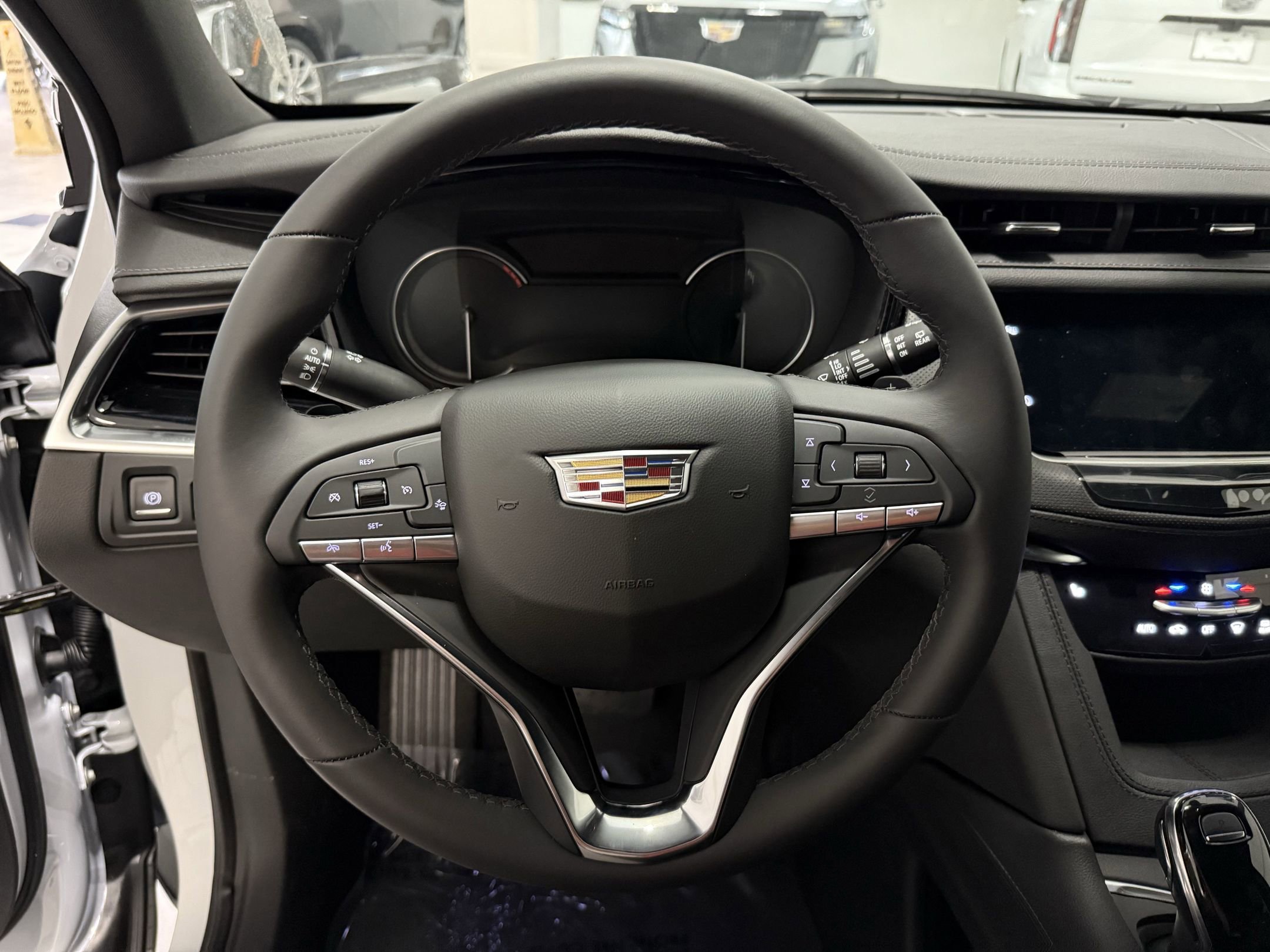 2025 Cadillac XT6 Luxury photo 4