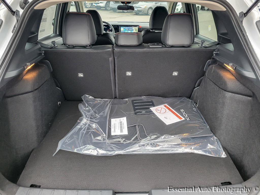 2025 Nissan Kicks SR photo 14