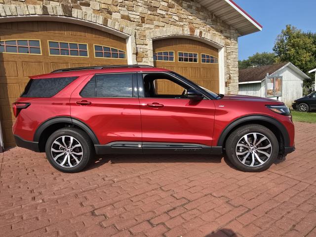 2025 Ford Explorer ST-Line photo 2