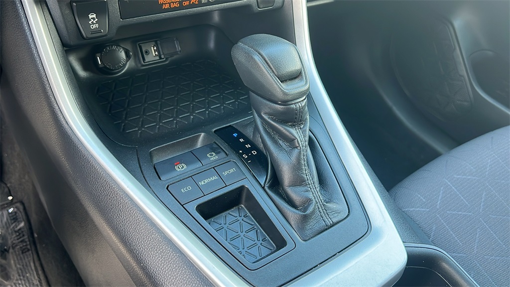 2019 Toyota RAV4 XLE photo 13