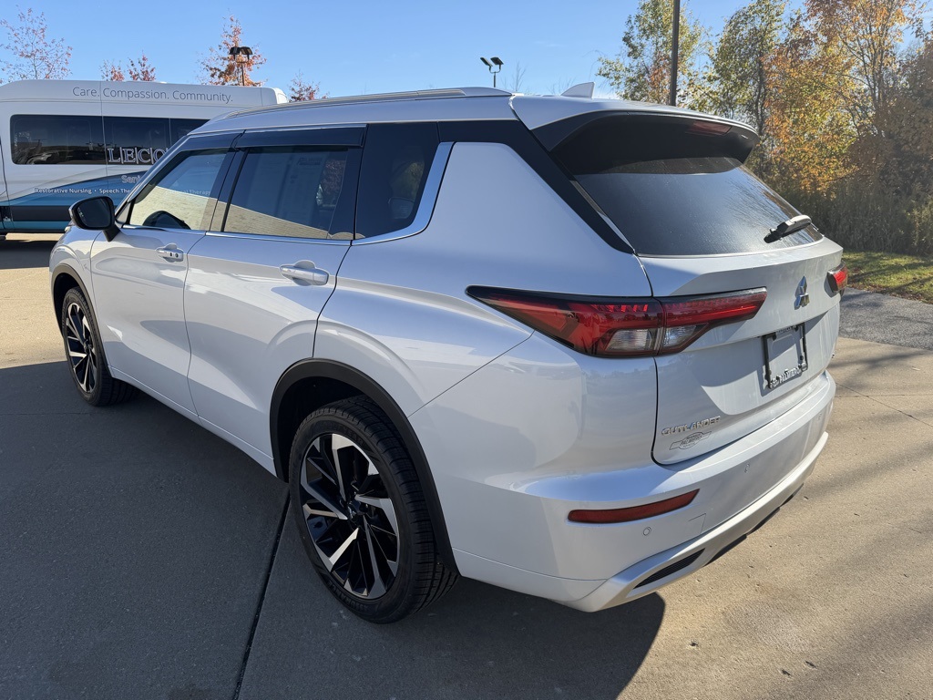 2023 Mitsubishi Outlander SEL 40th Anniversary Edition photo 2