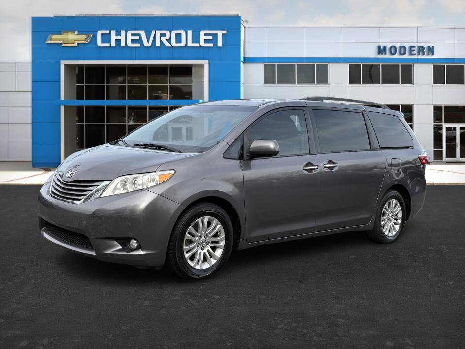 2016 Toyota Sienna XLE's photo
