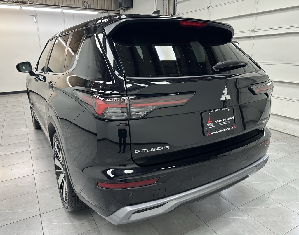 2025 Mitsubishi Outlander SE photo 3