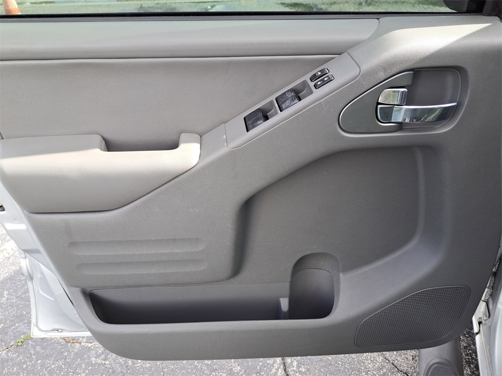 2019 Nissan Frontier SL photo 14