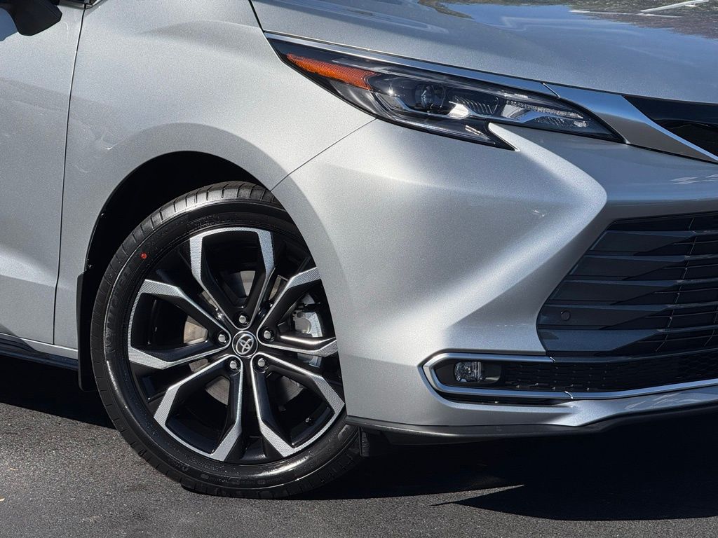 2025 Toyota Sienna Platinum photo 3