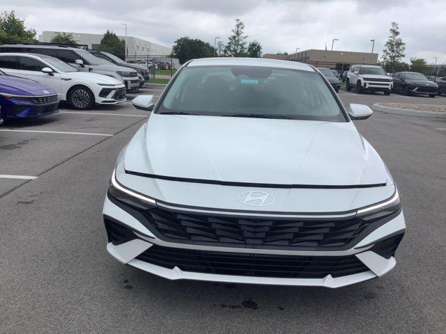 2025 Hyundai Elantra SE photo 2