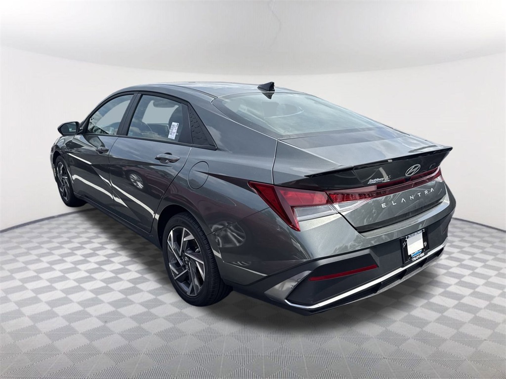 2025 Hyundai Elantra SEL Sport photo 4
