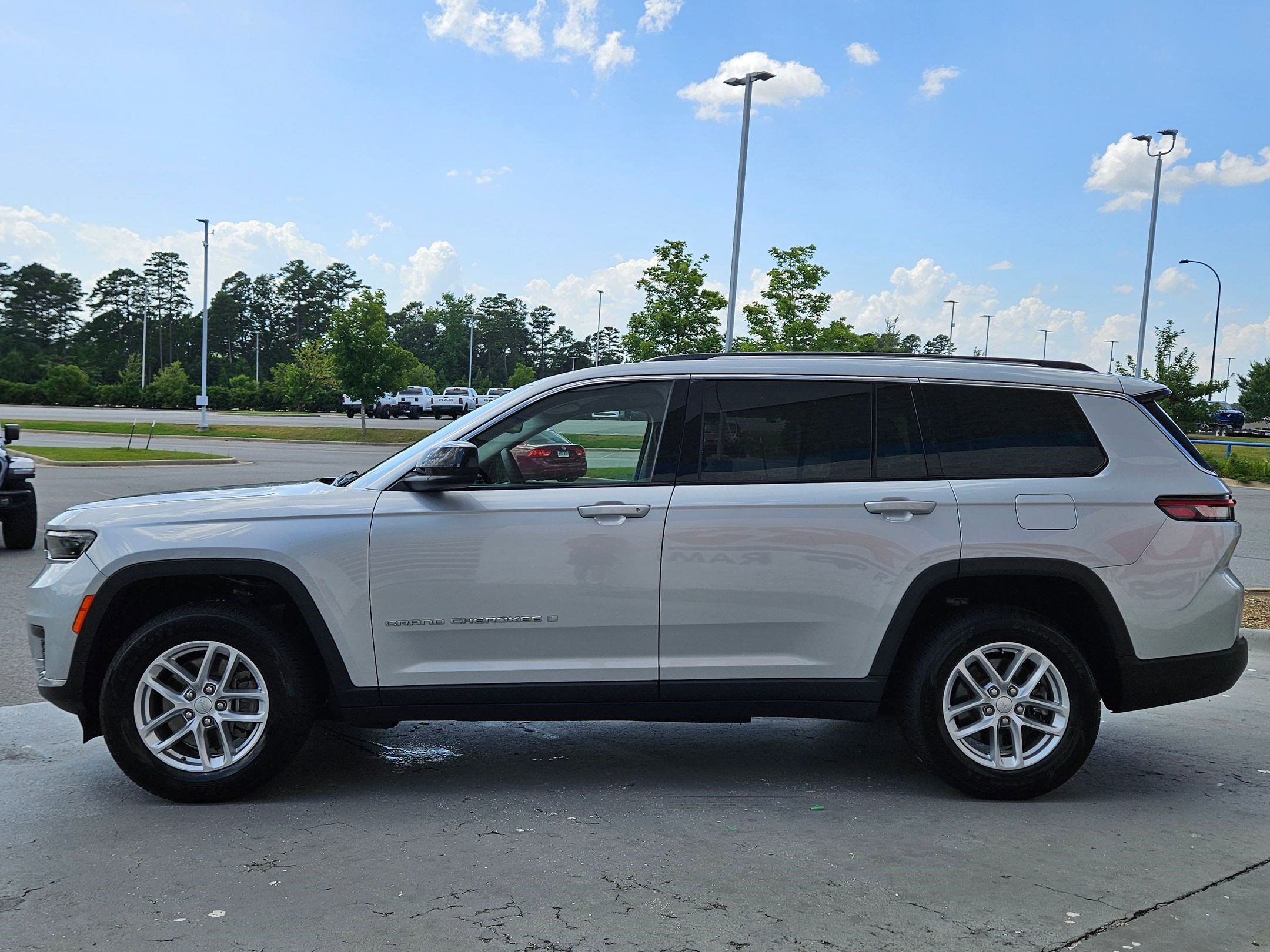 2023 Jeep Grand Cherokee Laredo photo 2