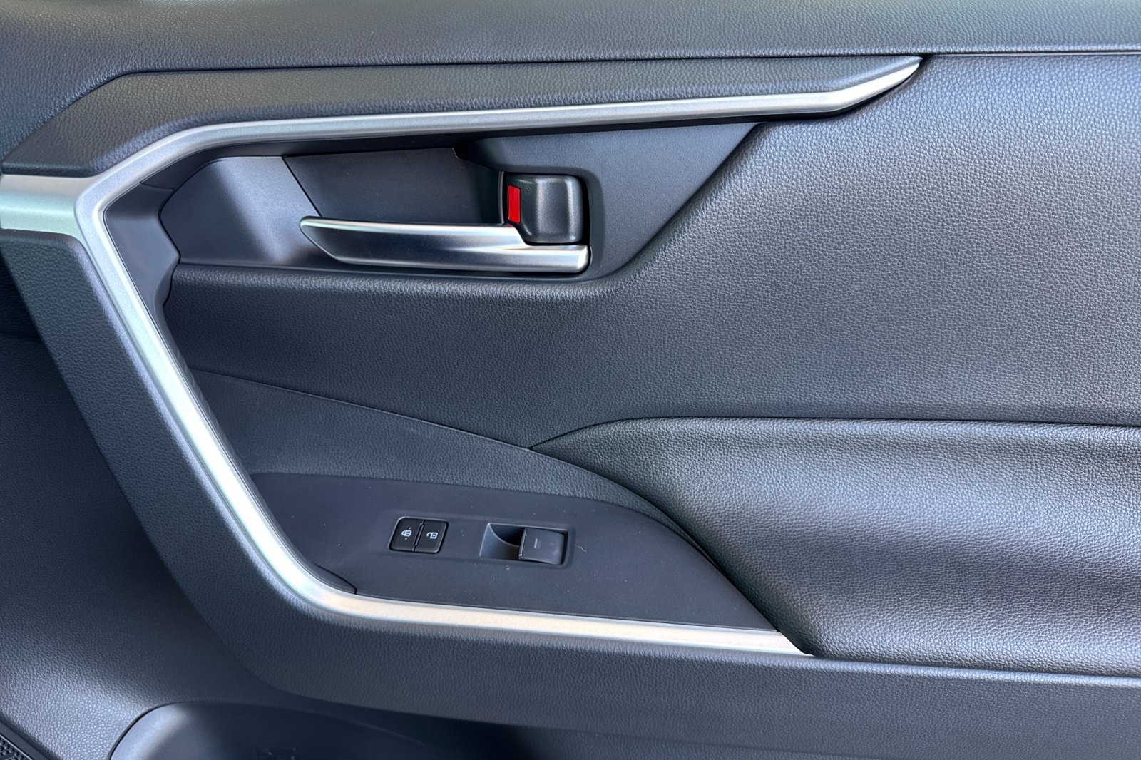 2025 Toyota RAV4 Hybrid XLE photo 17