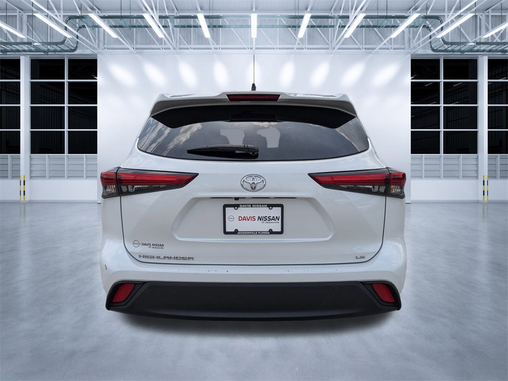 2023 Toyota Highlander LE photo 4