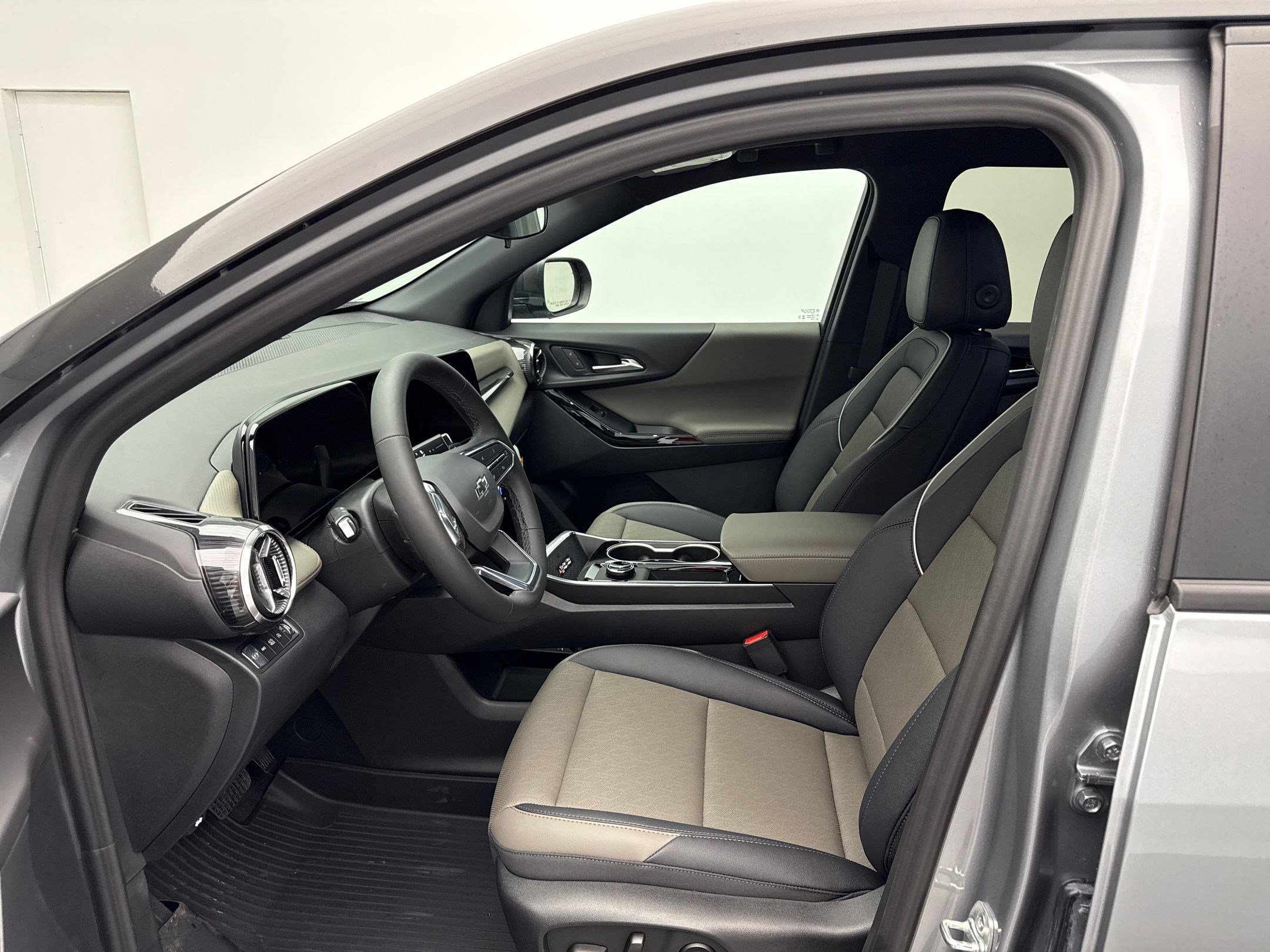 2026 Chevrolet Equinox LT photo 2