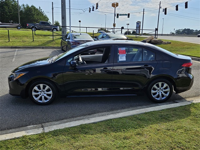 2025 Toyota Corolla LE photo 3