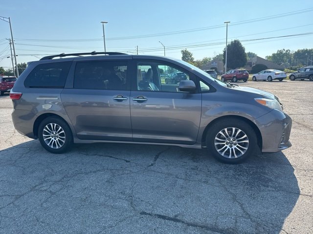 2018 Toyota Sienna XLE photo 2
