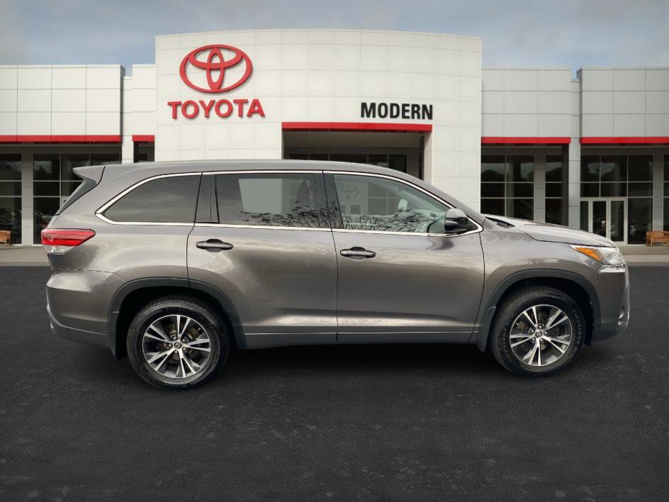 2018 Toyota Highlander LE photo 4