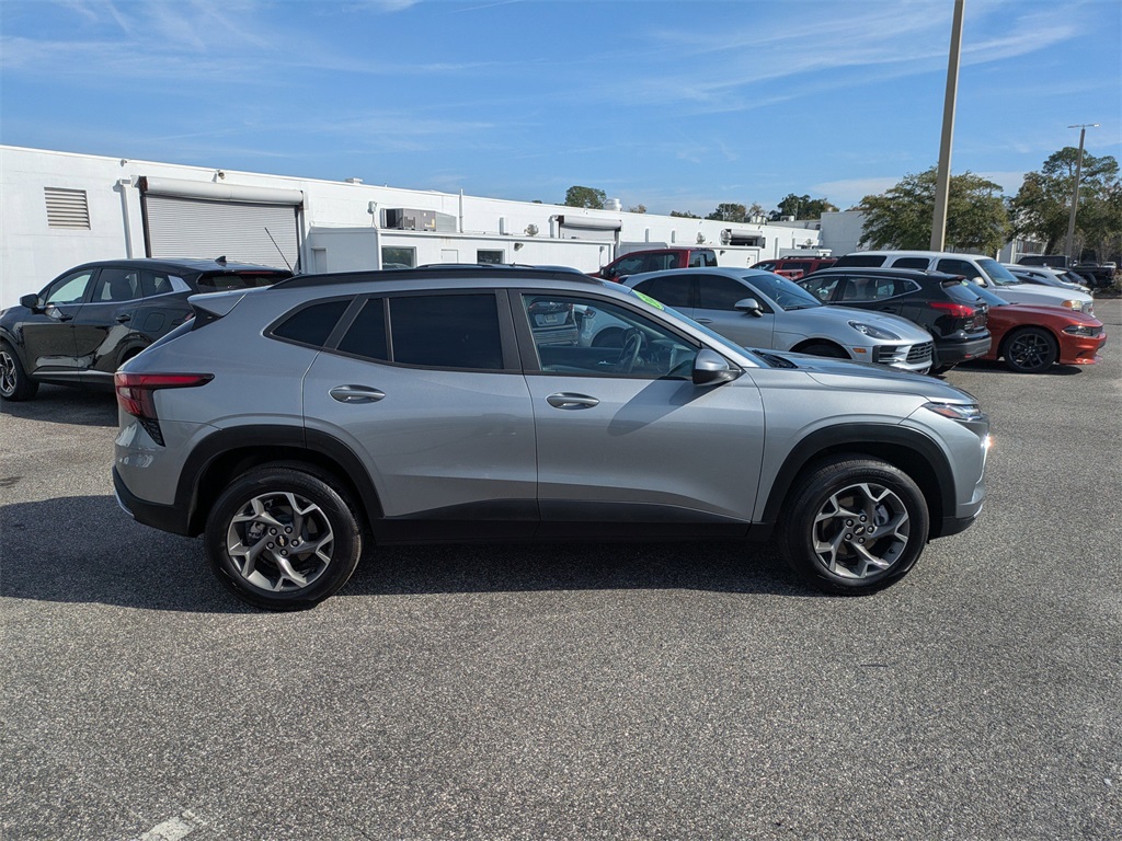 2025 Chevrolet Trax LT photo 2