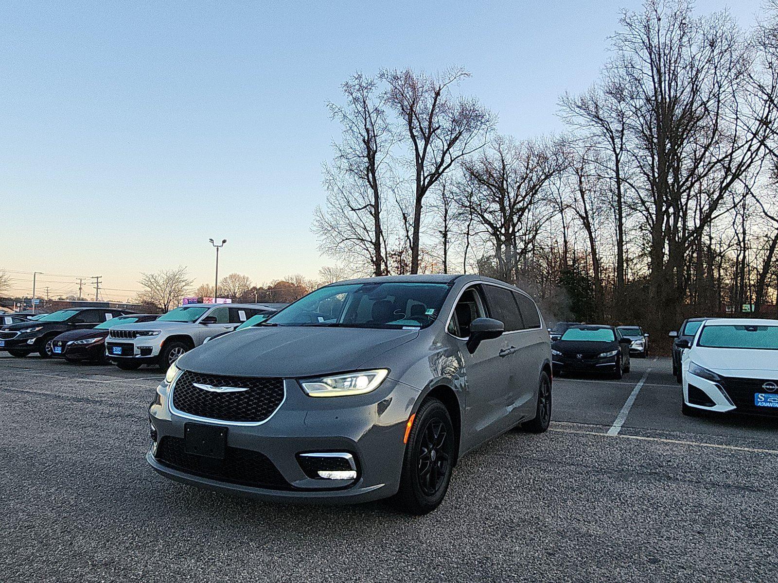 2023 Chrysler Pacifica Touring L's photo