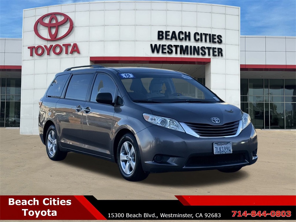 2015 Toyota Sienna LE's photo