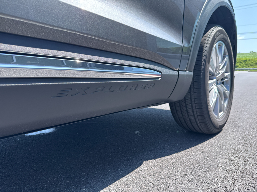 2025 Ford Explorer photo 4