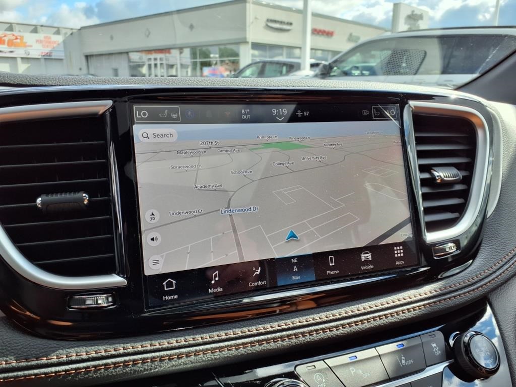 2026 Chrysler Pacifica Pinnacle photo 18