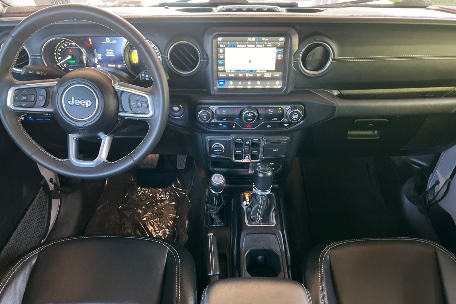 2023 Jeep Wrangler Sahara 4xe photo 12