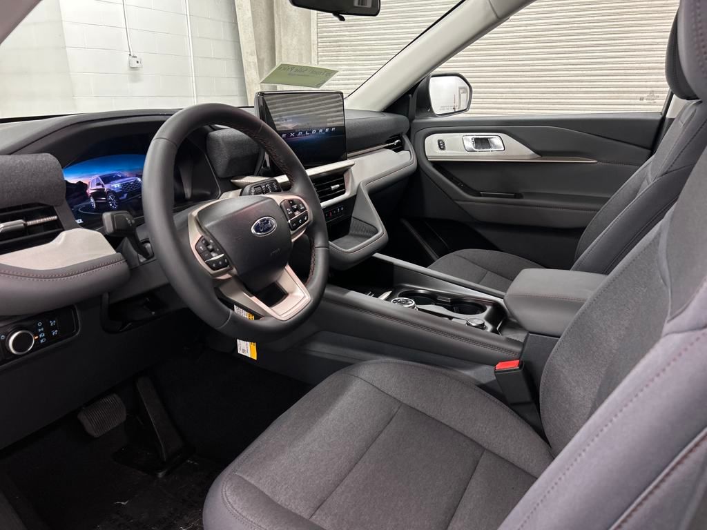 2025 Ford Explorer photo 2