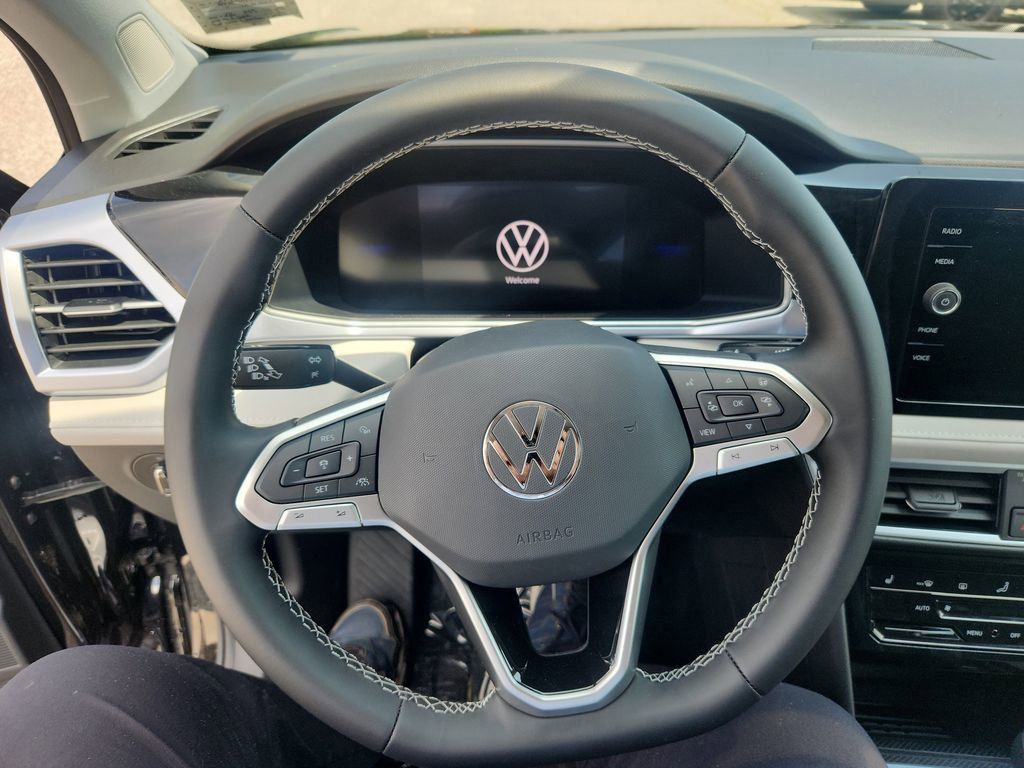 2025 Volkswagen Taos SE photo 11