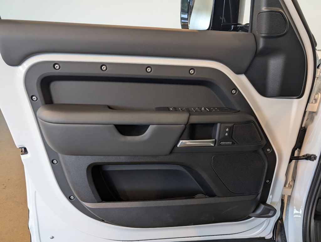 2025 Land Rover Defender 130 X photo 8