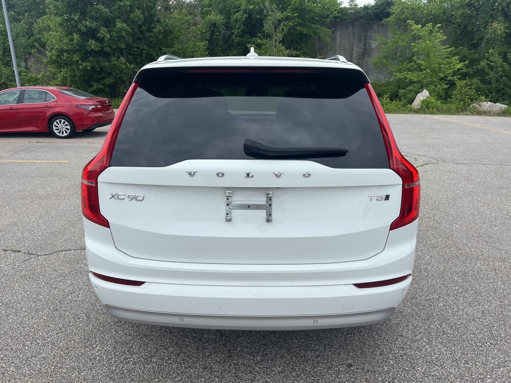 2022 Volvo XC90 T5 Momentum photo 5