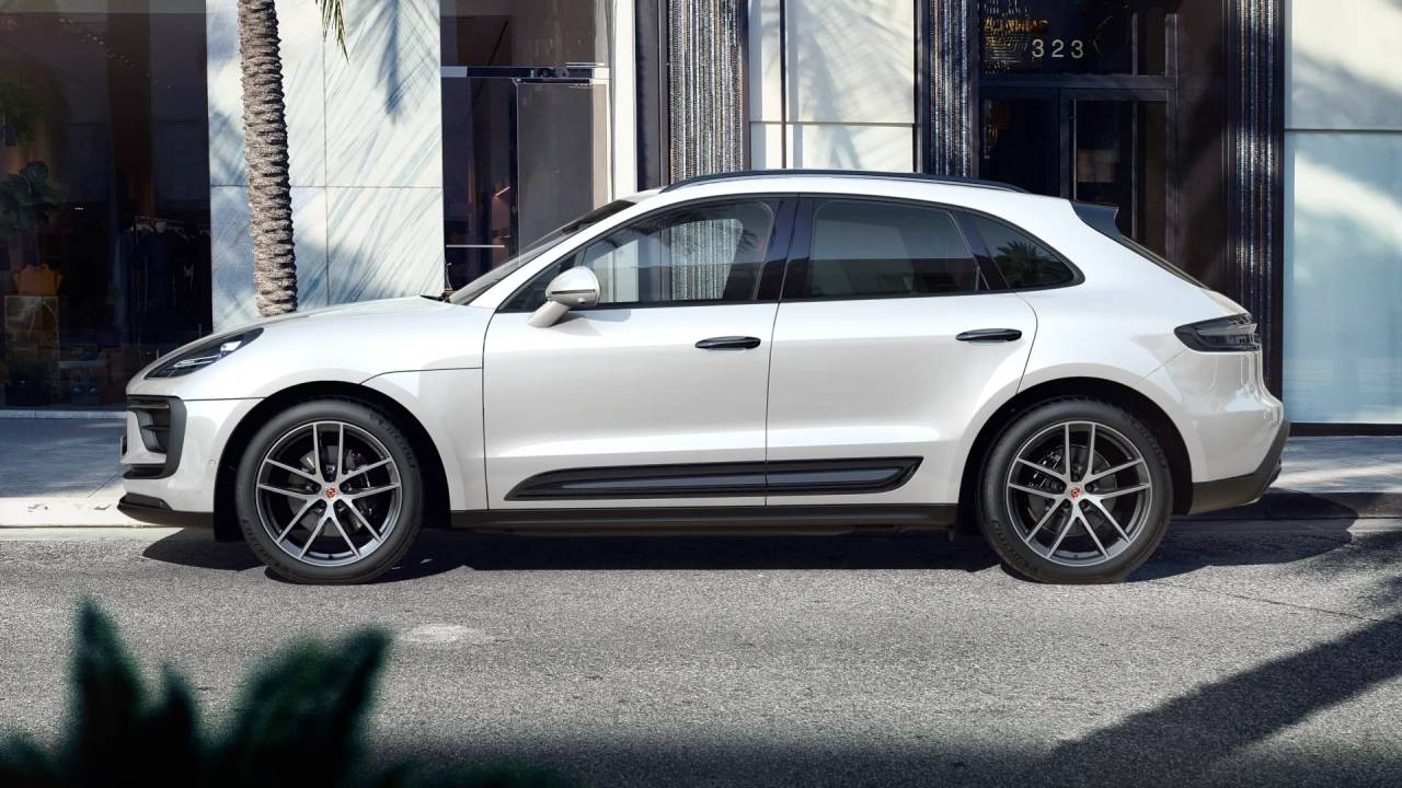 2025 Porsche Macan T photo 2