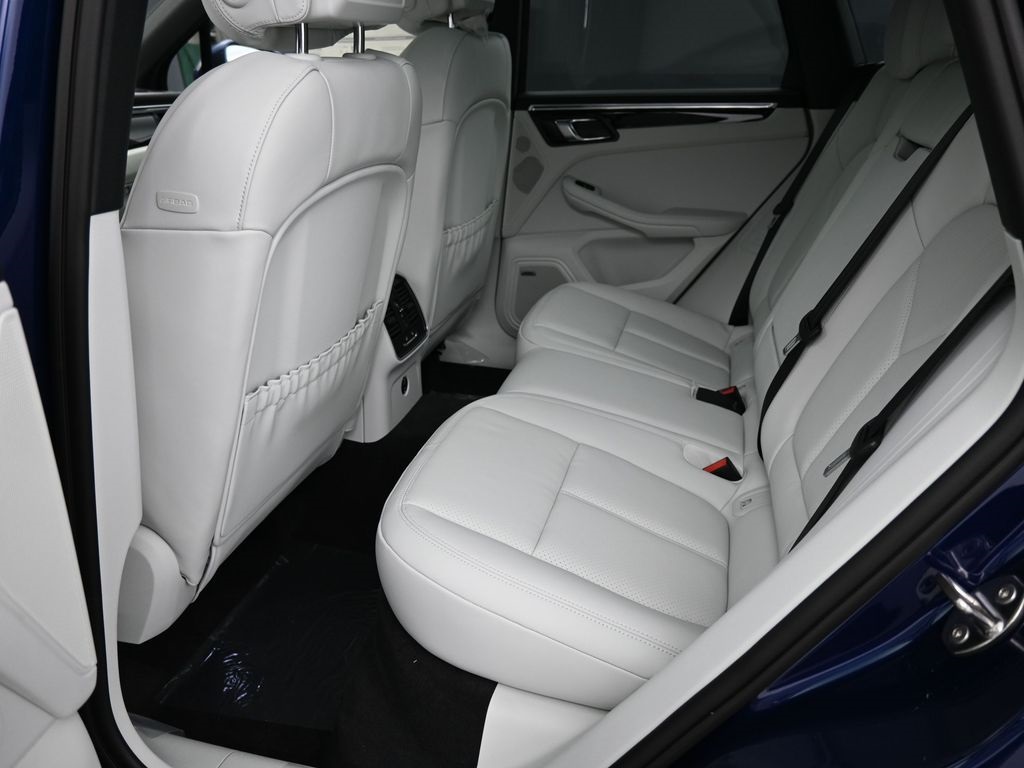 2026 Porsche Macan T photo 17