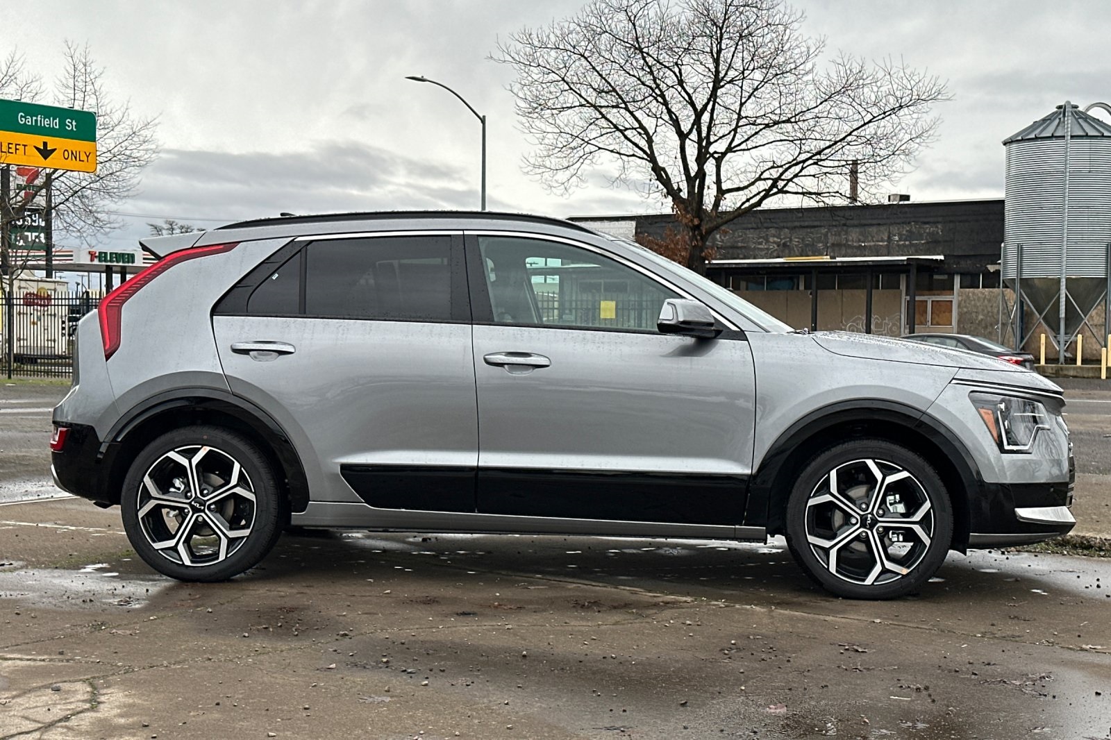 2025 Kia Niro SX Touring photo 2
