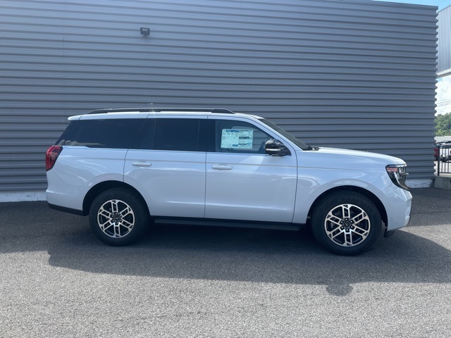 2025 Ford Expedition photo 2