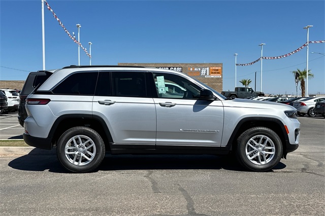 2025 Jeep Grand Cherokee Laredo X photo 4