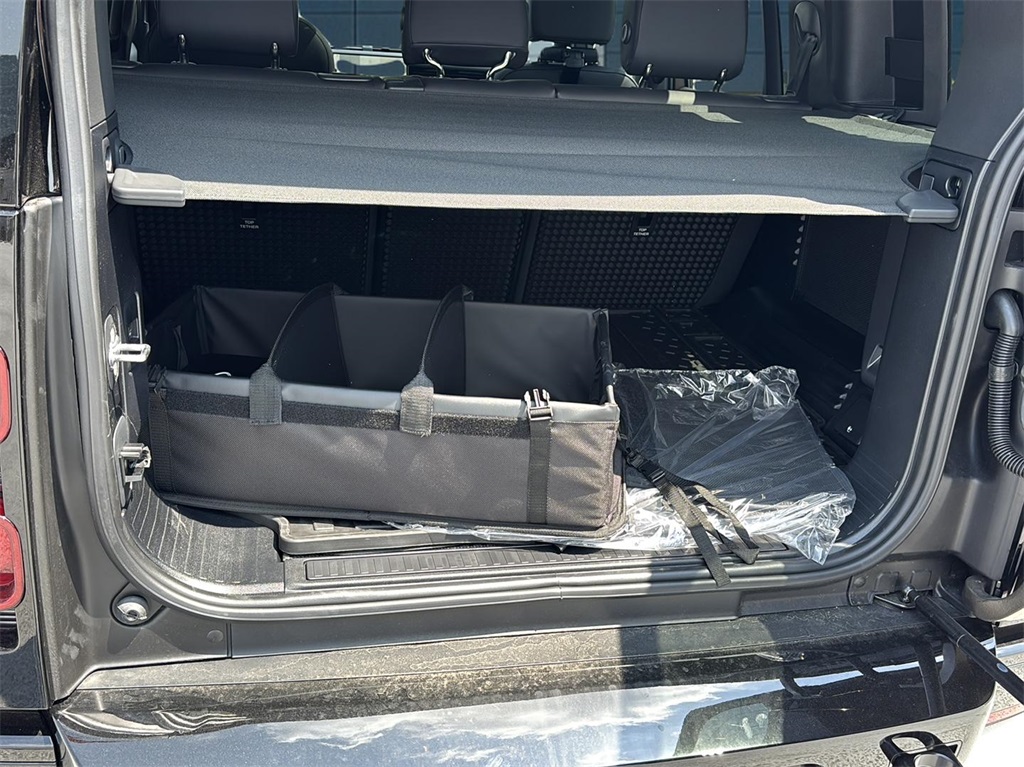 2025 Land Rover Defender 110 X-Dynamic SE photo 20