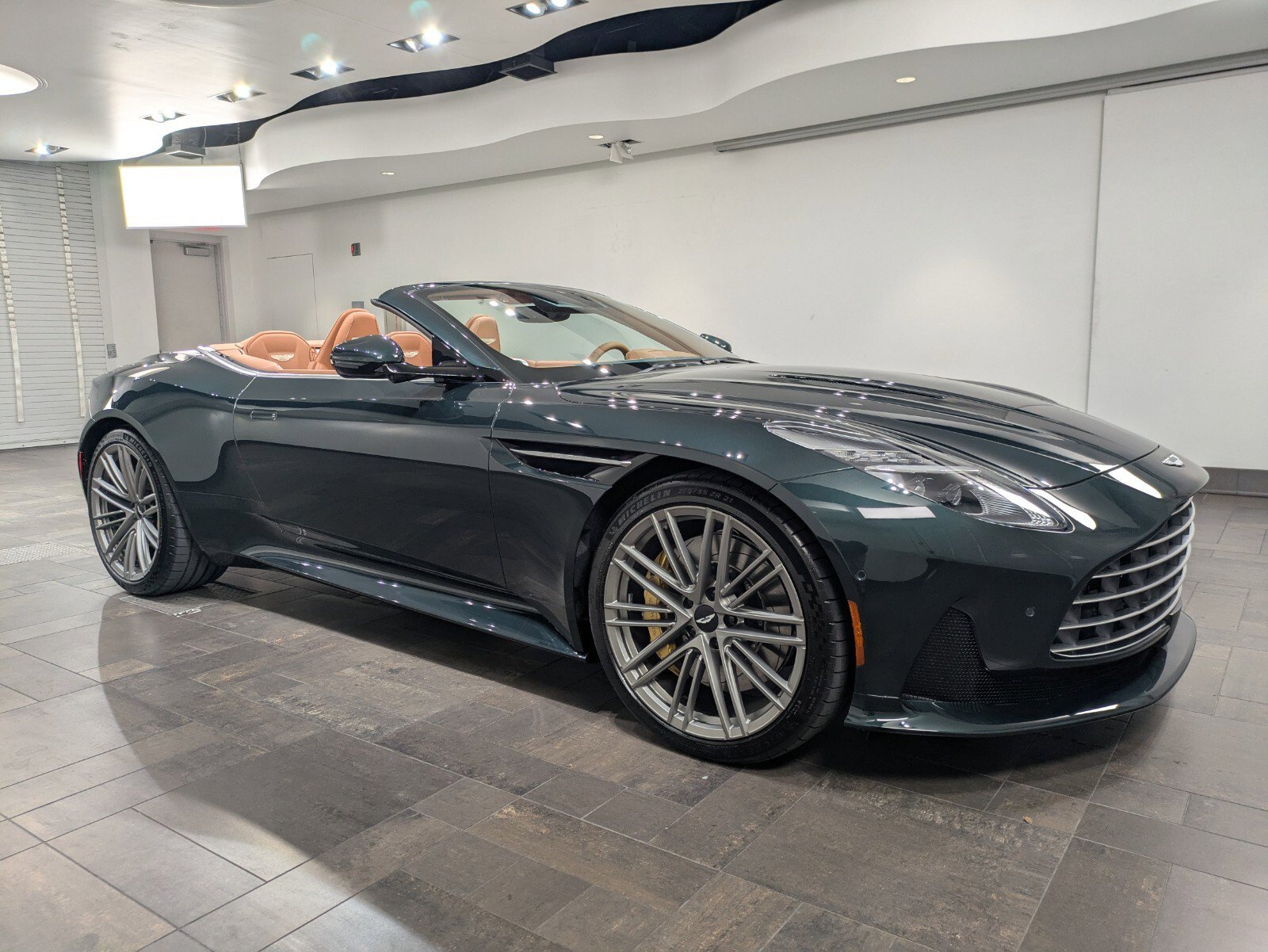 Aston Martin DB12 Volante's photo