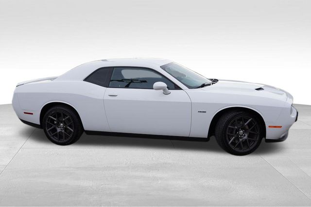 2016 Dodge Challenger SXT Plus photo 3