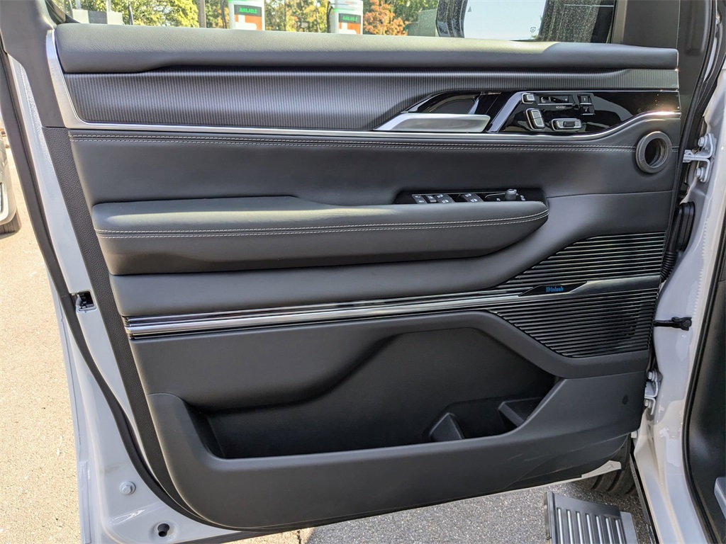 2024 Jeep Grand Wagoneer II photo 9