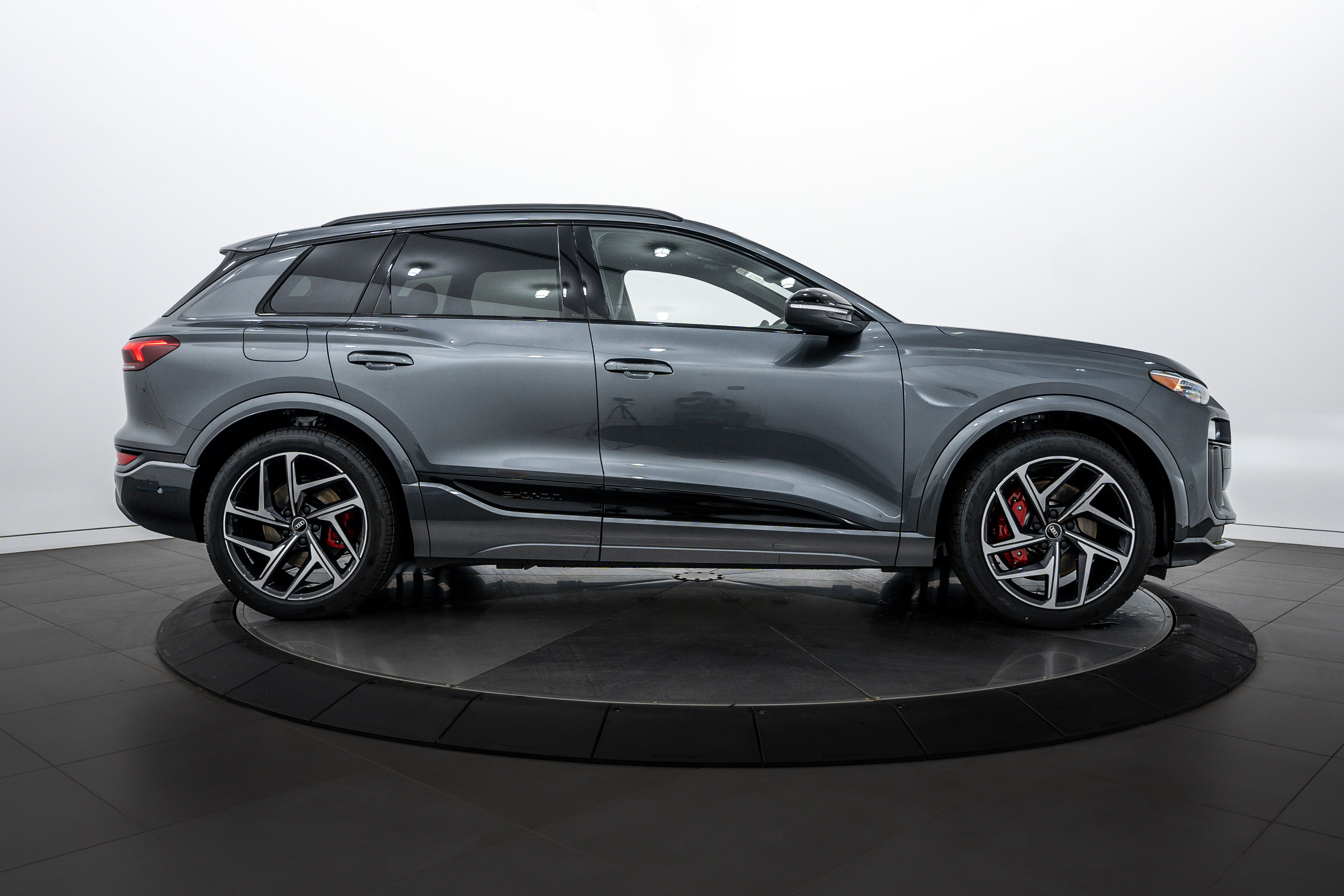 2025 Audi SQ6 photo 2