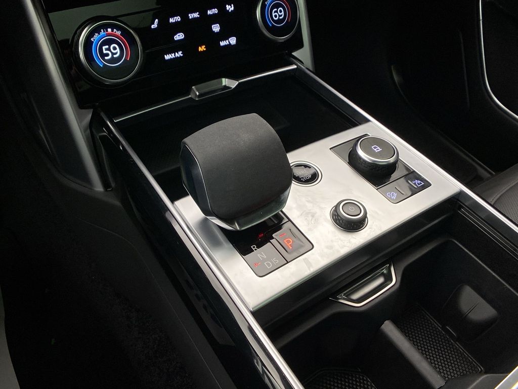 2023 Land Rover Range Rover SE photo 16