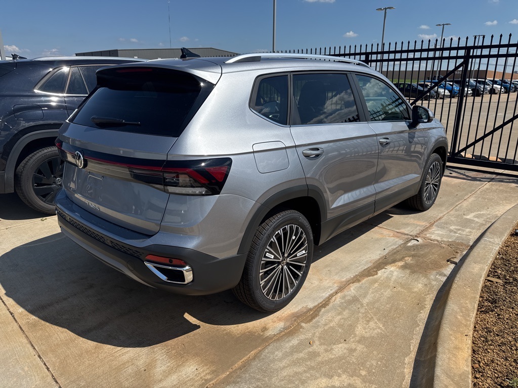 2025 Volkswagen Taos SE photo 4