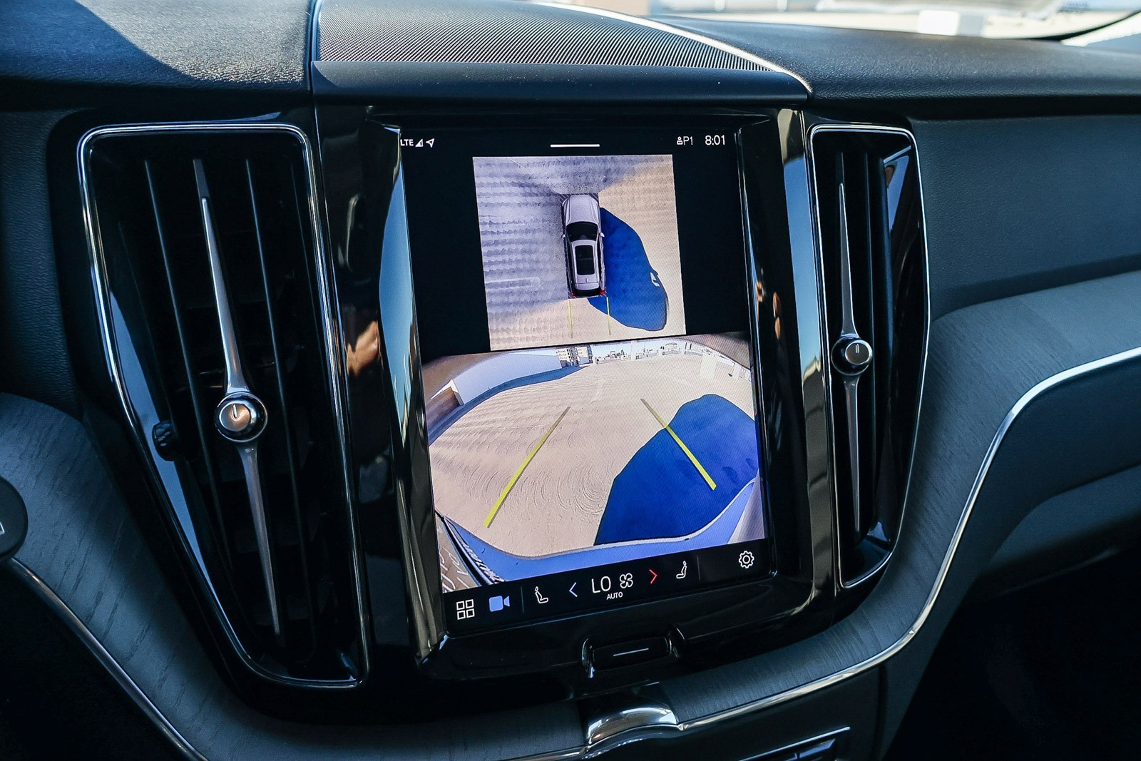 2025 Volvo XC60 B5 Plus photo 20