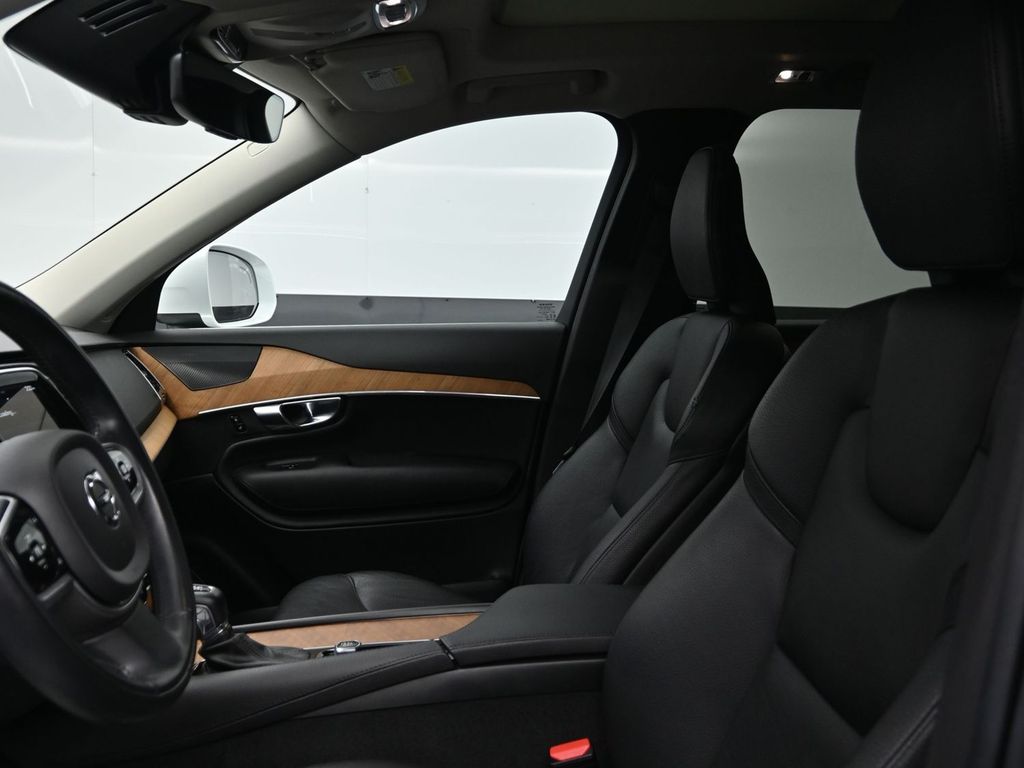 2022 Volvo XC90 T6 Momentum photo 9