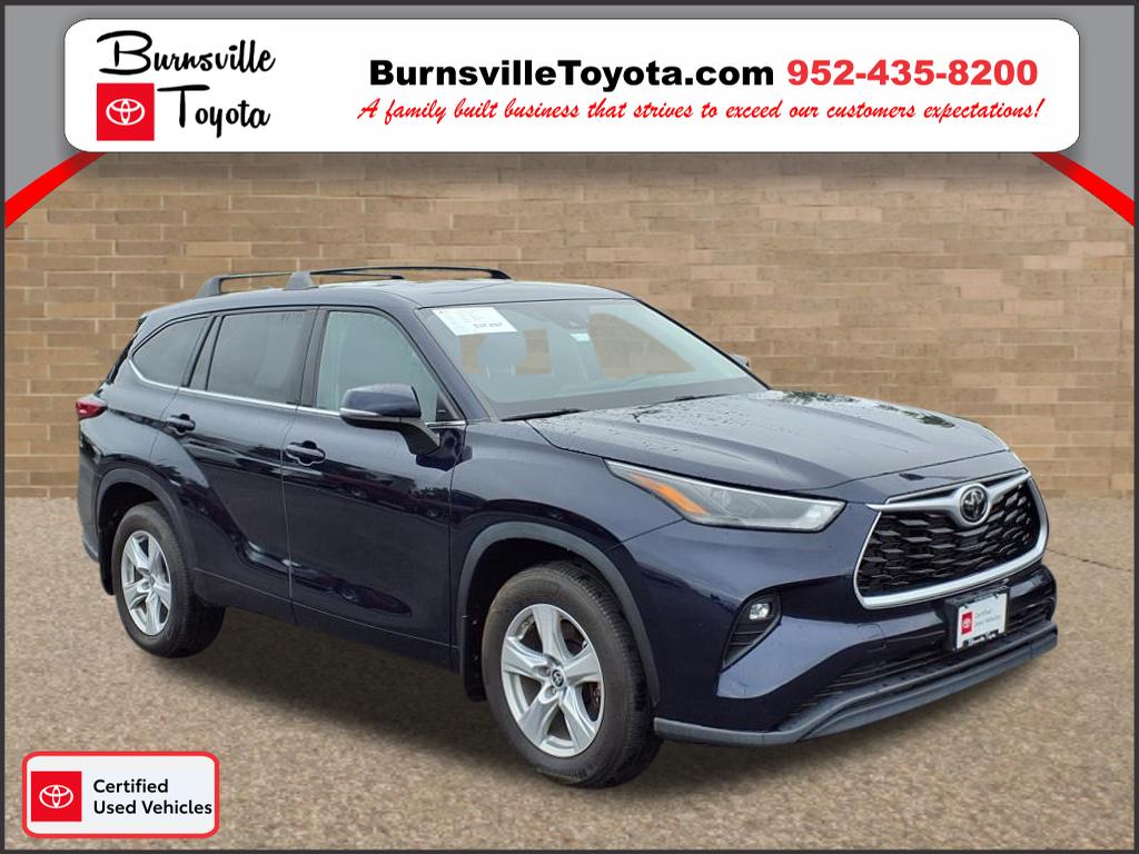 2022 Toyota Highlander LE's photo