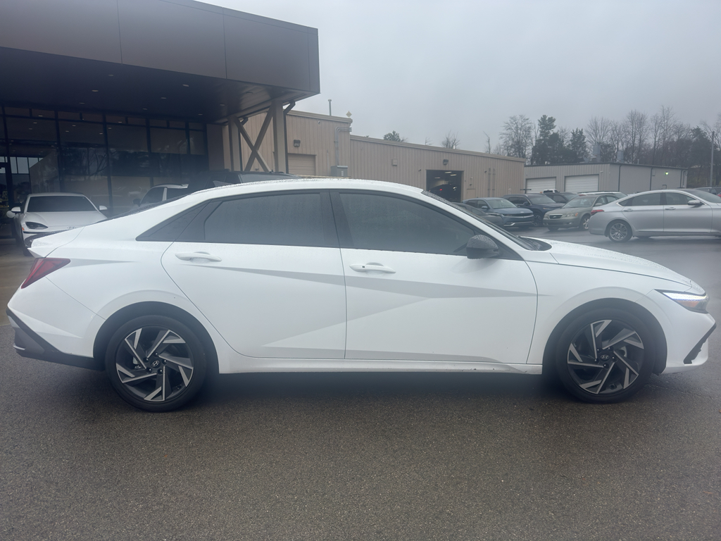 2025 Hyundai Elantra Hybrid photo 2