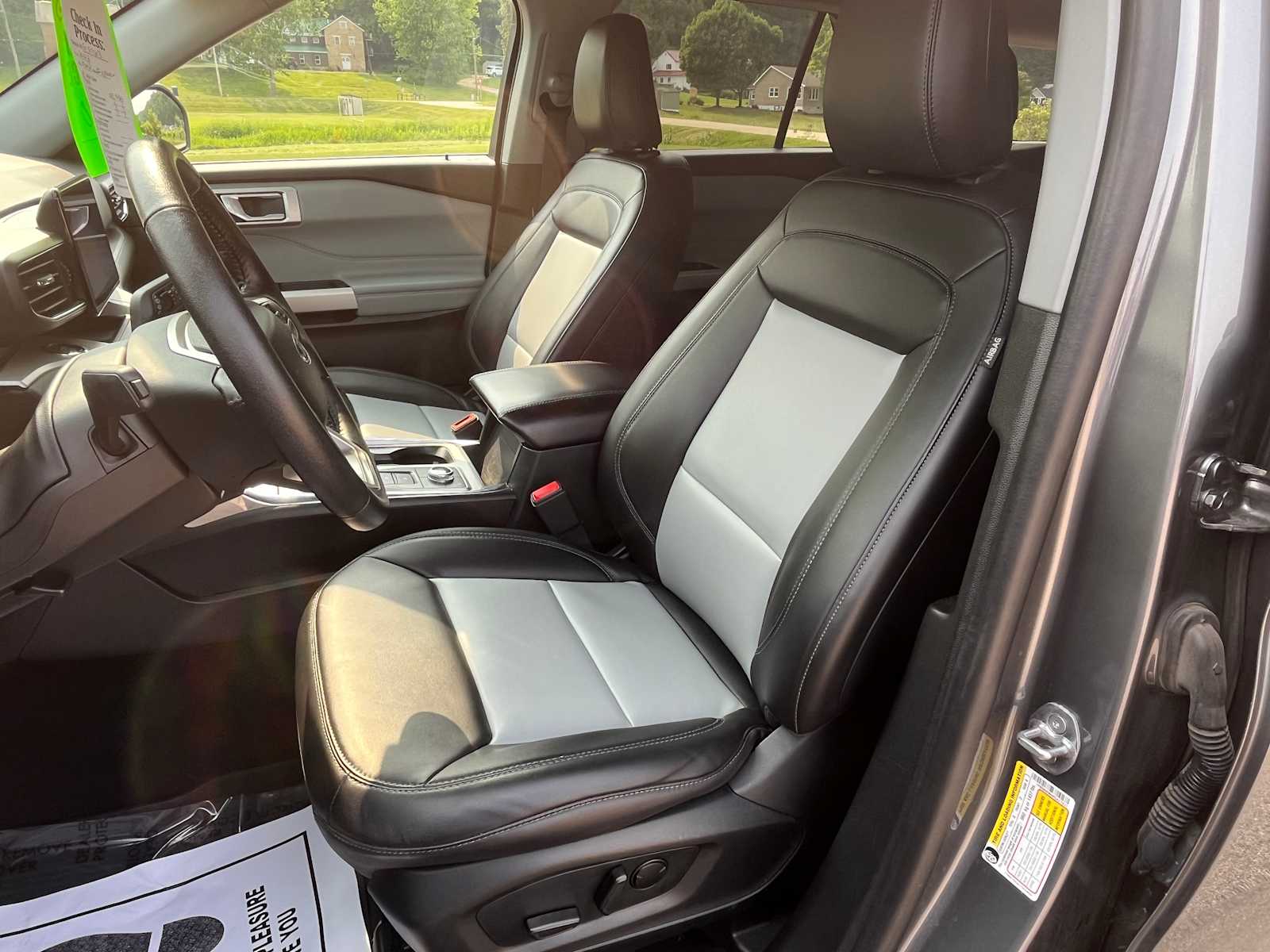 2023 Ford Explorer XLT photo 8
