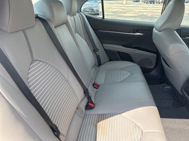 2019 Toyota Camry SE photo 3