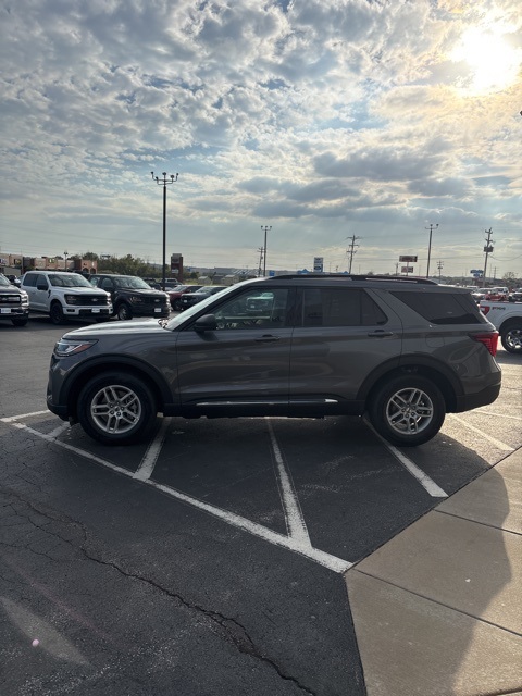 2025 Ford Explorer photo 6
