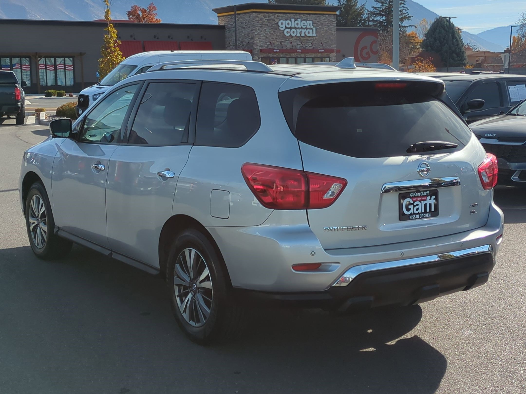 2020 Nissan Pathfinder SL photo 3