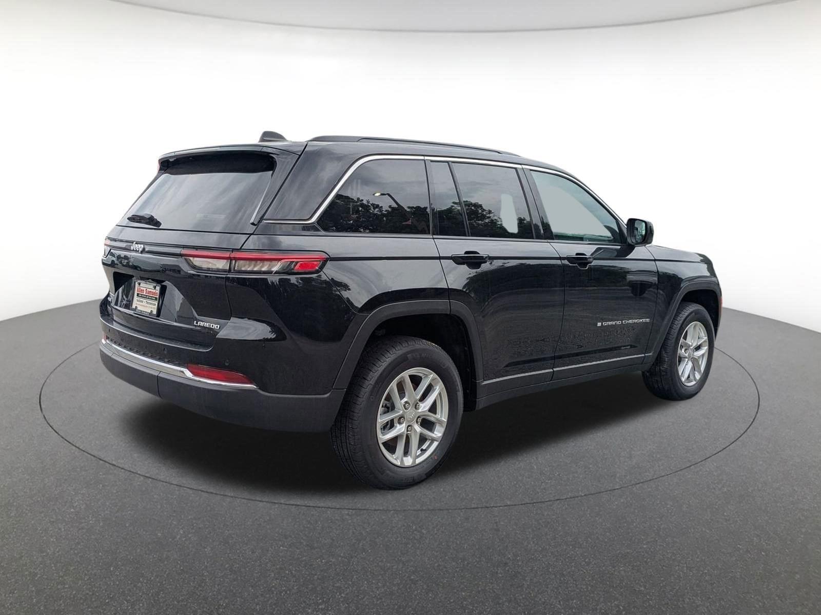 2025 Jeep Grand Cherokee Laredo X photo 3