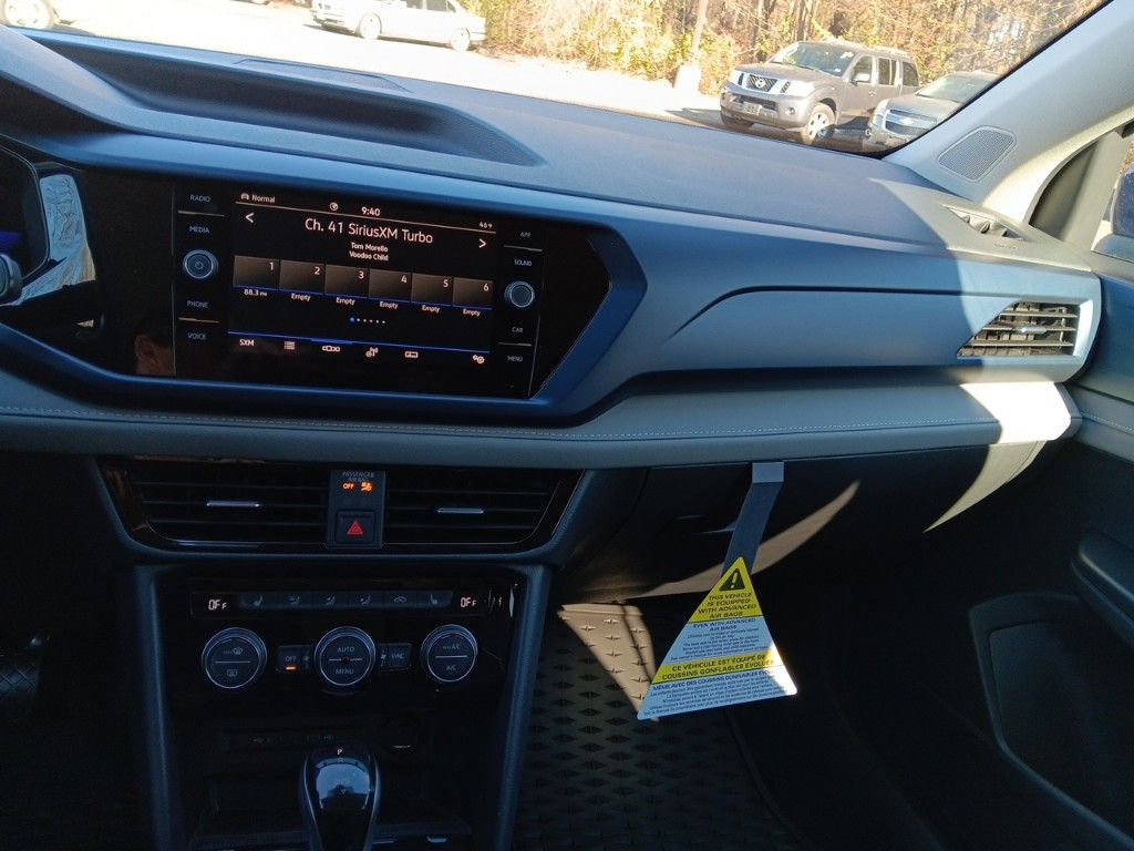2024 Volkswagen Taos SE photo 16